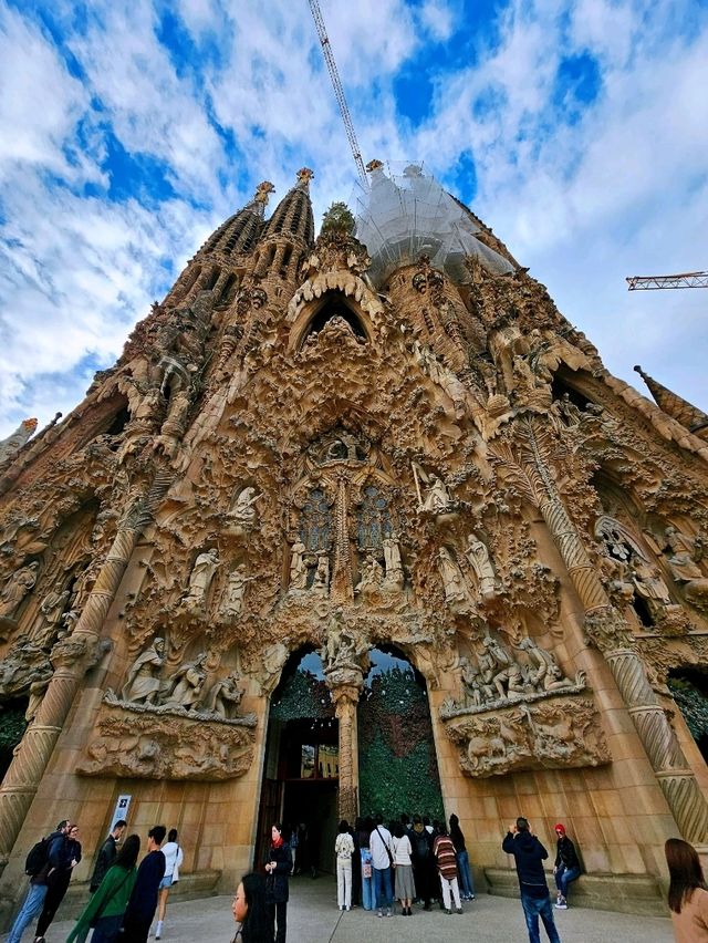 Exploring Basílica de la Sagrada Família: Gaudí’s Iconic Masterpiece
