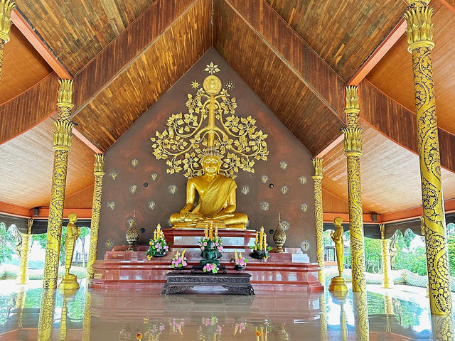 วัดสิรินธรวรารามภูพร้าว - ยลความงามวัดเรืองแสง