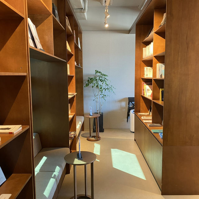 城市美景中的咖啡時光：首爾前廳酒店咖啡廳☕🏙️🌃