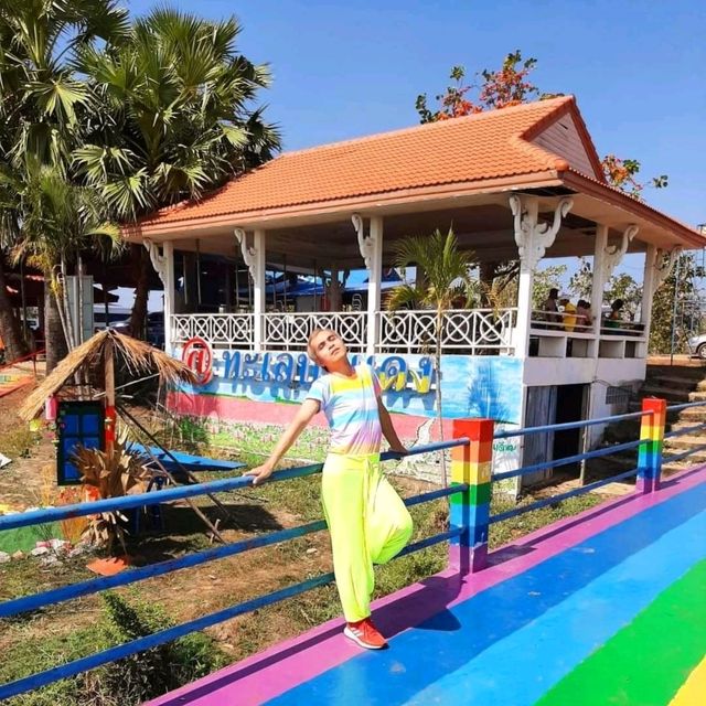 แต่งตัวสีฉูดฉาด แข่งกับทะเลบัวแดงที่อุดร
