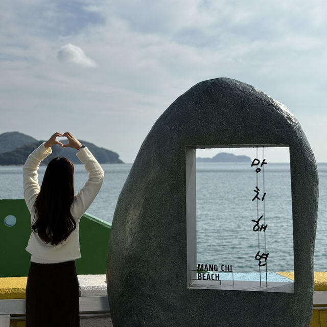 거제도의 숨은 비경, ‘망치몽돌해수욕장’ 파도가 빚어낸 자연의 보석을 만나다