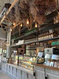 Lisette’s Café & Bakery: A Cozy Retreat at 163 Retail Park