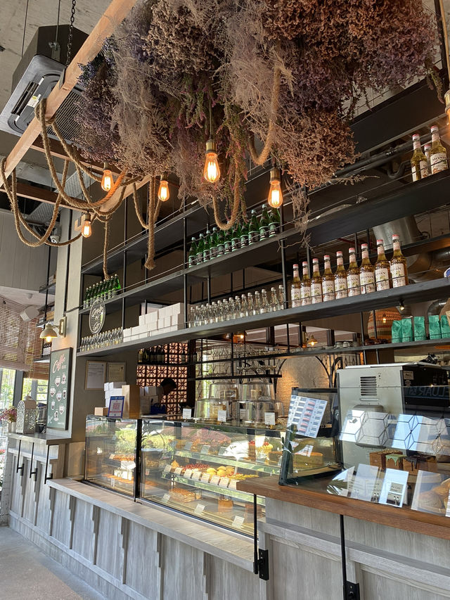 Lisette’s Café & Bakery: A Cozy Retreat at 163 Retail Park