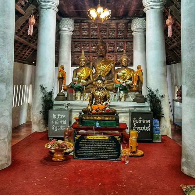 ชมโบสถ์และกราบพระพุทธรูปสมัยสุโขทัย
