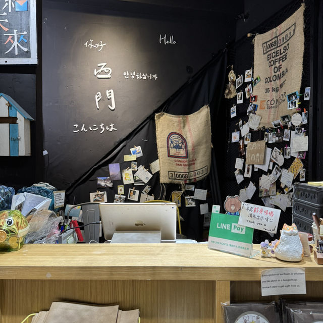 Postcards, Coffee, and Christmas Cheer at 早初 Entry Time Cafe 