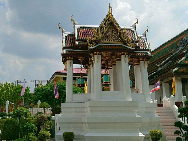 ไหว้พระประธานยิ้มรับฟ้า วันปีใหม่