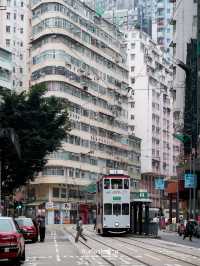 เช้าวันศุกร์แสนสงบในย่าน Wan Chai ฮ่องกงในวันหยุด