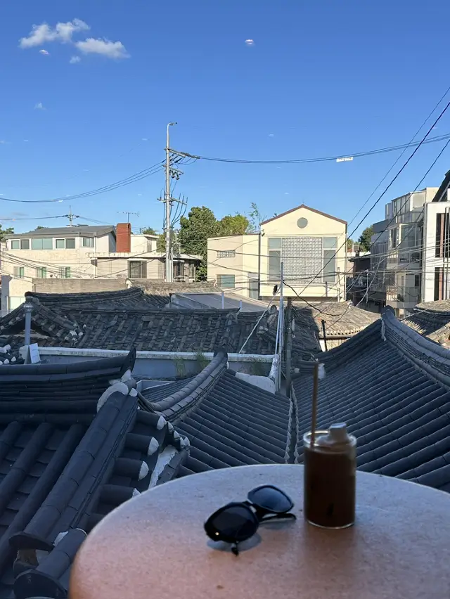 ร้านกาแฟ BLUE BOTTLE สาขาซัมชองดง ฮันอก ในกรุงโซล