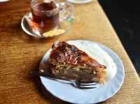 Cozy Vibes and Delicious Apple Pie at The Papeneiland Café🍎