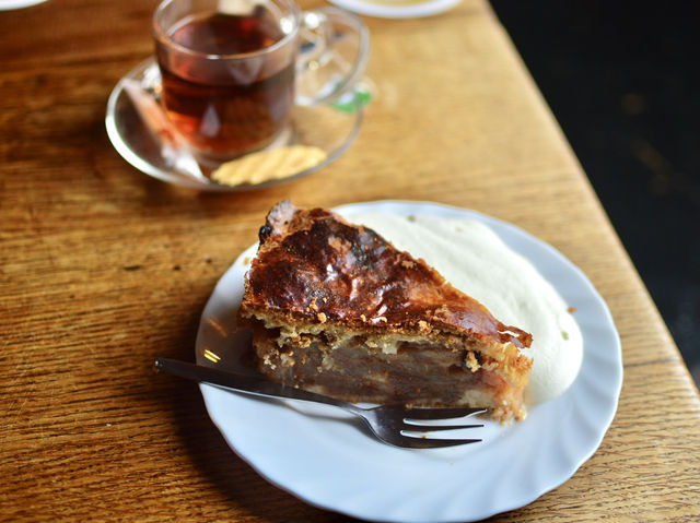 Cozy Vibes and Delicious Apple Pie at The Papeneiland Café🍎