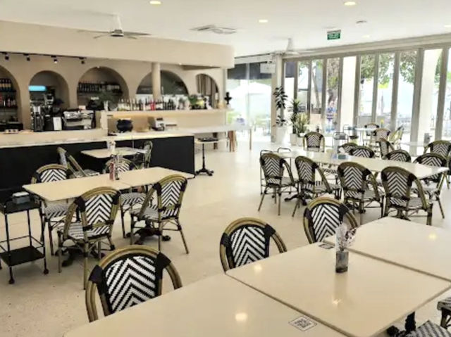 “ซีฟู้ดคลับบางแสน” ร้านสวยริมทะเลบางแสน