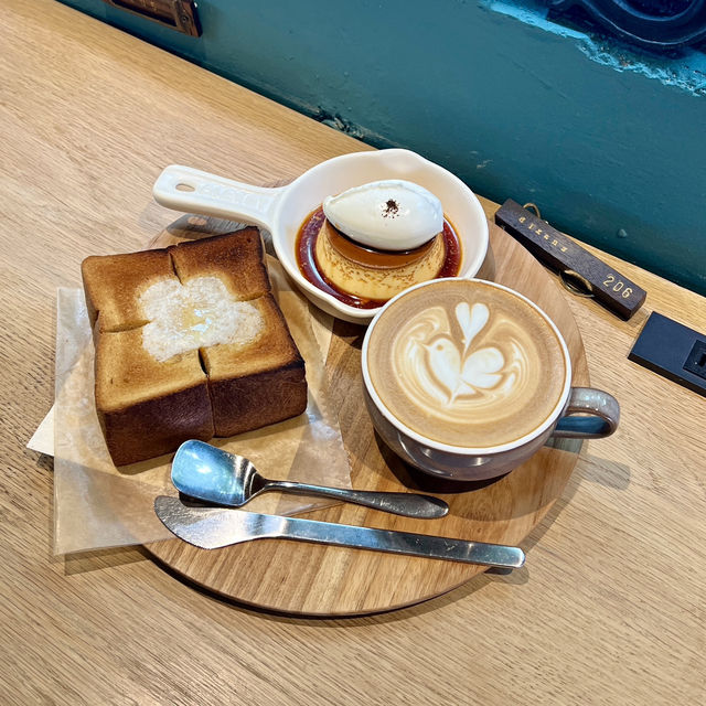 10 DIXANS NINGYOCHO: A Cozy Café in the Heart of Ningyocho
