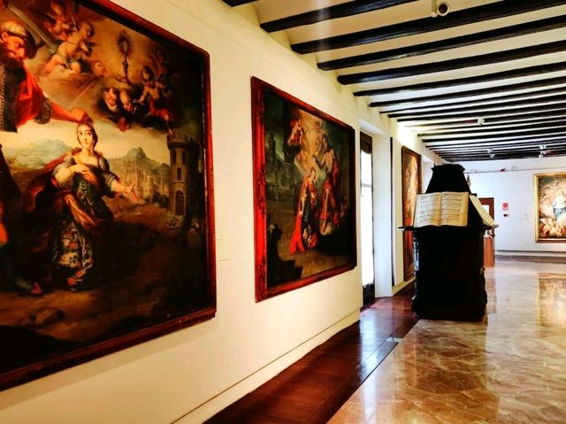 博物館擁有令人印象深刻的藏品，包括繪畫、雕塑、金製品、紡織品和家具