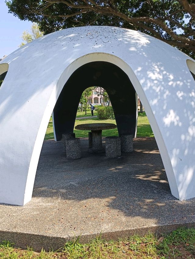 台中沙鹿鎮立公園公園旁的大型籃球場成為年輕人聚集的熱點