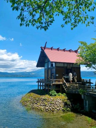 田澤湖環湖美拍景點推薦---浮木神社、金色辰子像、御座石神社朱紅大鳥居
