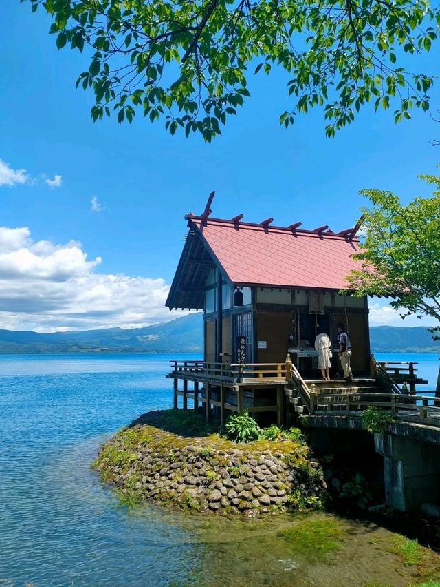 田澤湖環湖美拍景點推薦---浮木神社、金色辰子像、御座石神社朱紅大鳥居