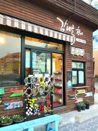 A CHARMING WALK THROUGH GAMCHEON SLOPES AND ALLEYS
