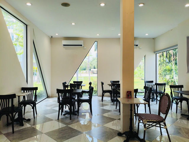 曼谷｜白色簡約風 甜點普普通通 但會想待著放鬆AmPm Ari Cafe