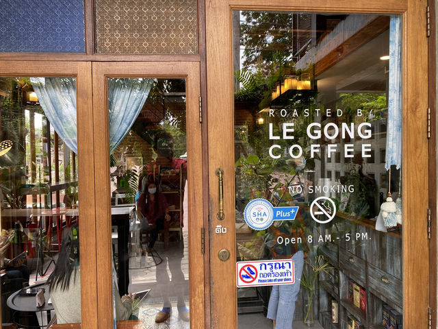 เลอกองเก่า cafe’ de phraeris คาเฟ่ในตึกเก่า
