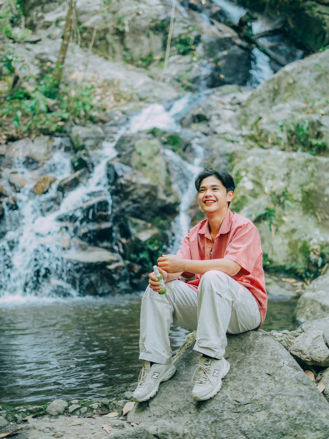 นั่งพักชิลๆ ที่น้ำตกแม่กำปอง 💦💚