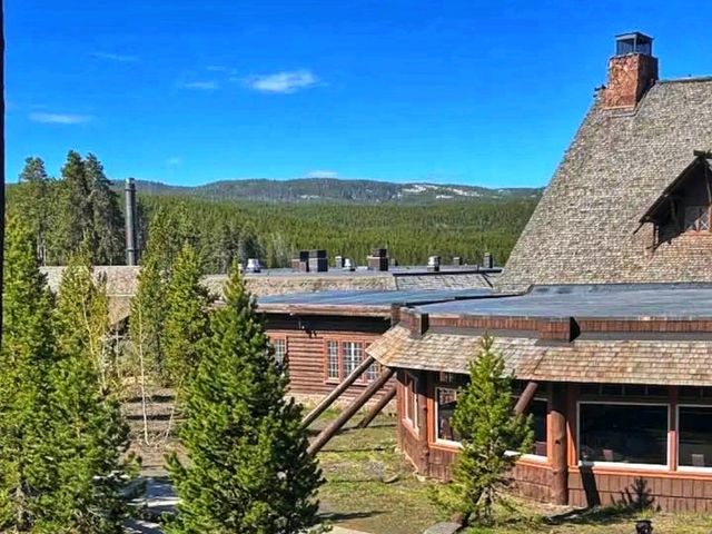 Historic Charm at Old Faithful Inn – Yellowstone’s Iconic Stay