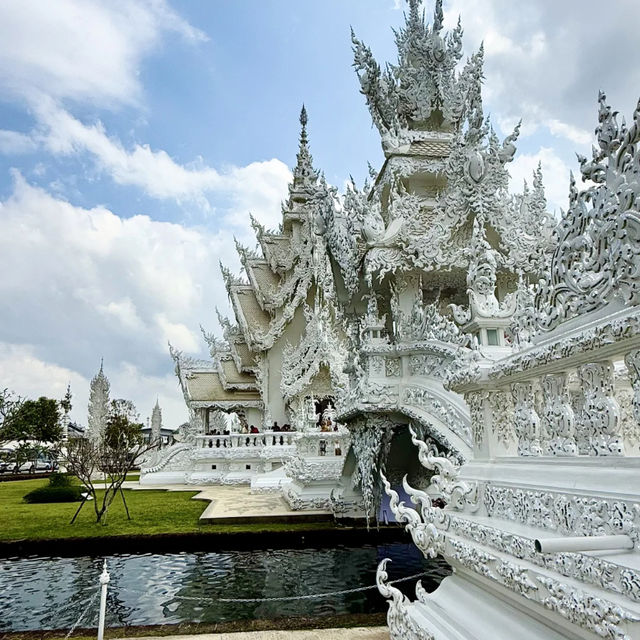 Thailand’s White Temple — Unreal Beauty ✨🏯