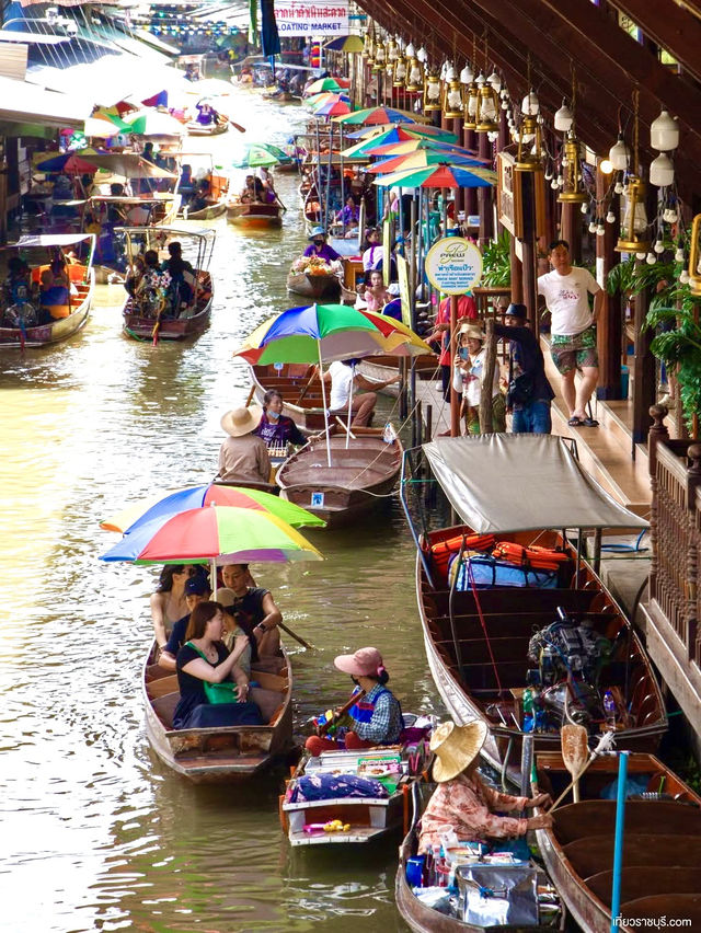 色とりどりの小舟が並ぶ、タイの伝統が息づく水上マーケット体験🇹🇭🚤✨
