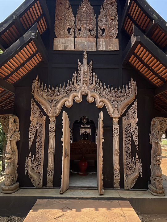 A chill budget trip to Baan Dam Museum👬💐😎