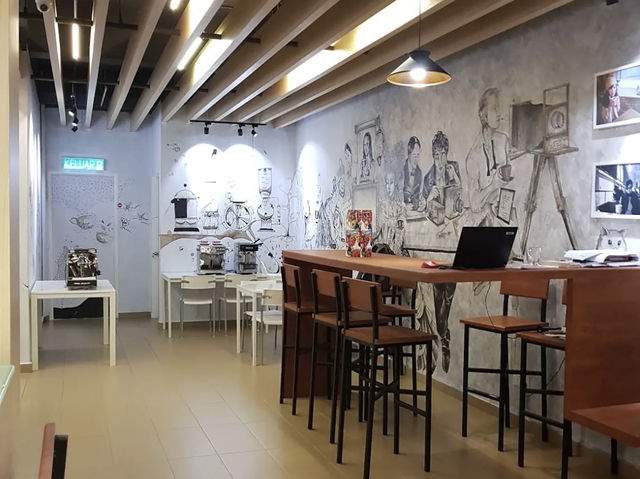 Neighborhood cafe with excellent drinks