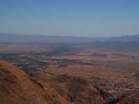 巨大岩に囲まれたトドラ峡谷