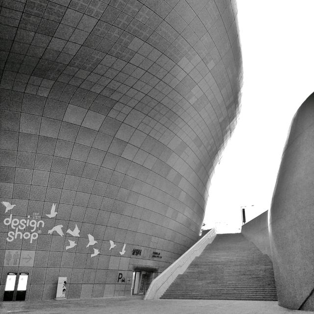🇰🇷 DDP: Seoul’s Architectural Gem of Futuristic Flair