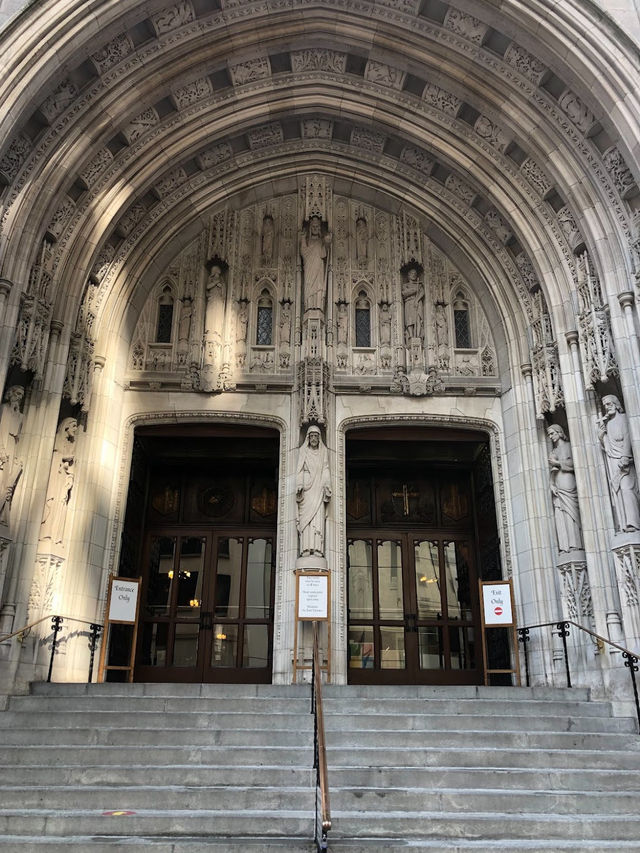 St. Patrick’s Cathedral：高樓叢林中的哥德式奇蹟