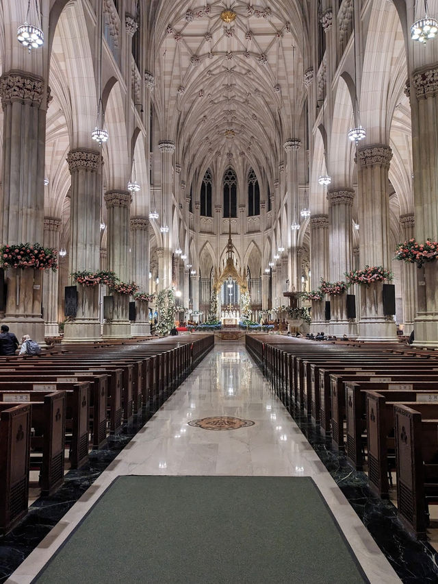 St. Patrick’s Cathedral：高樓叢林中的哥德式奇蹟