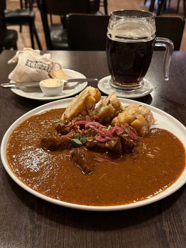 🍖チェコ名物・グラーシュ（Guláš）｜ビールが進む、濃厚ビーフシチュー