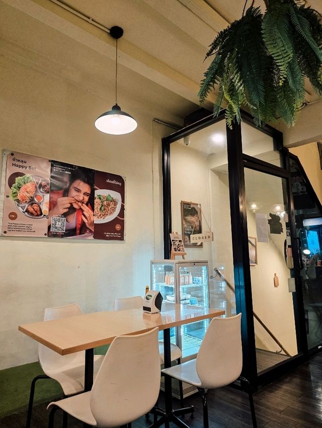 Tonoak ร้านข้าวหมาข้าวแมวกลางสยาม