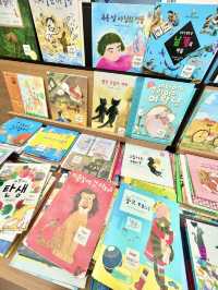 【韓国🇰🇷女子旅】ど迫力の図書館📚旅の記念の一冊に出会おう 【별마당 도서관・星広場図書館】 （ピョルマダントソグ