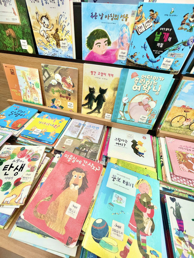 【韓国🇰🇷女子旅】ど迫力の図書館📚旅の記念の一冊に出会おう 【별마당 도서관・星広場図書館】 （ピョルマダントソグ