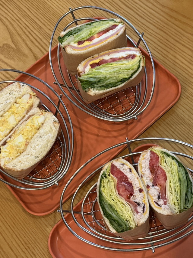 시그니처 크랜베리 샌드위치가 맛있는 복층 디저트 카페