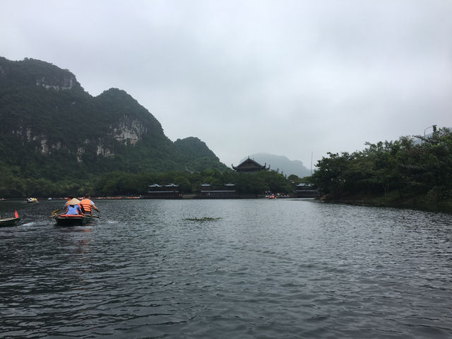 🚣‍♀️✨ Tranquility in Trang An – A Scenic River Rafting Experience in Vietnam