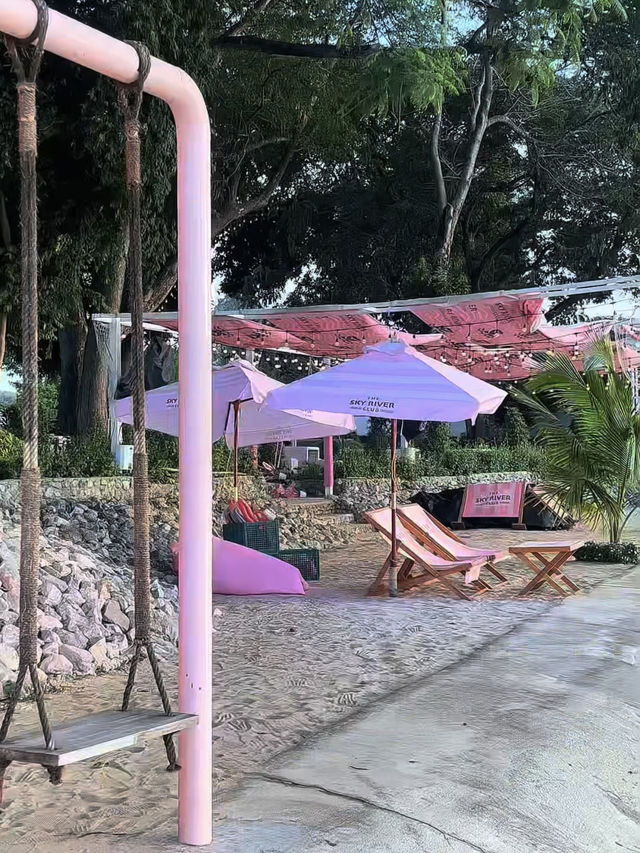 The Sky River Club บีชบาร์สีชมพูสุดคิวท์ริมน้ำกาญ