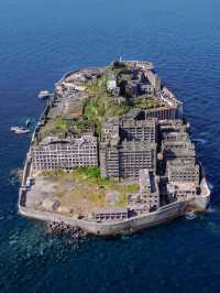 ⛴️廃墟に眠る記憶。軍艦島で“生きた歴史”に触れる旅へ🏚️ 長崎港からフェリーで約30分。 「軍艦島（端島）」は、かつ