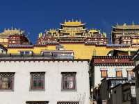 走進香格里拉的金色世界，在松贊林寺轉經，看見信仰與寧靜共存的時光裂縫