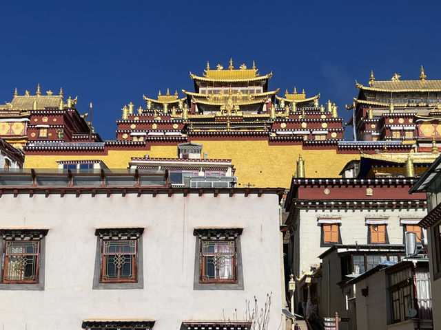 走進香格里拉的金色世界，在松贊林寺轉經，看見信仰與寧靜共存的時光裂縫