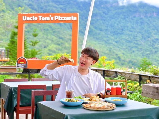 ร้านพิซซ่าท่ามกลางวิวภูเขา