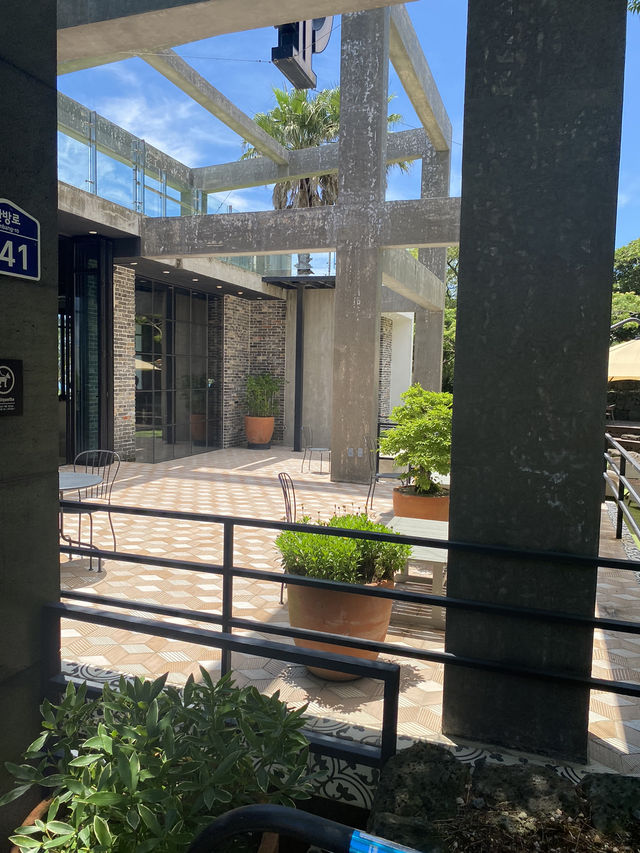 산방산과 바다를 한 눈에 뷰 최고 카페 제주 원앤온리