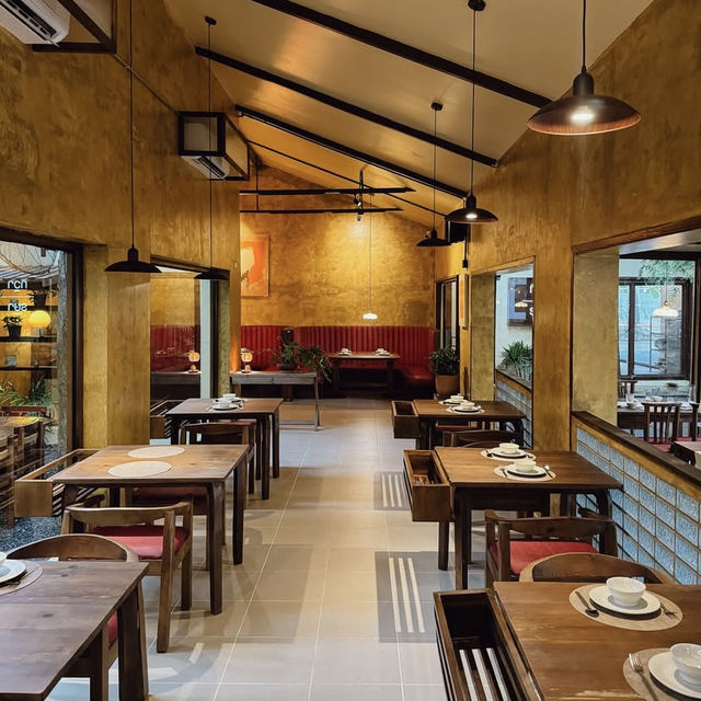 ทิวา & รษา Thai Kitchen and Café แบบสดใส 