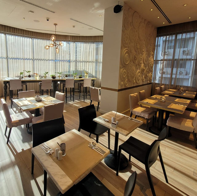 🌇 Chic Perks & Skyline Sips: Hyatt Place Bangkok Sukhumvit Delivers