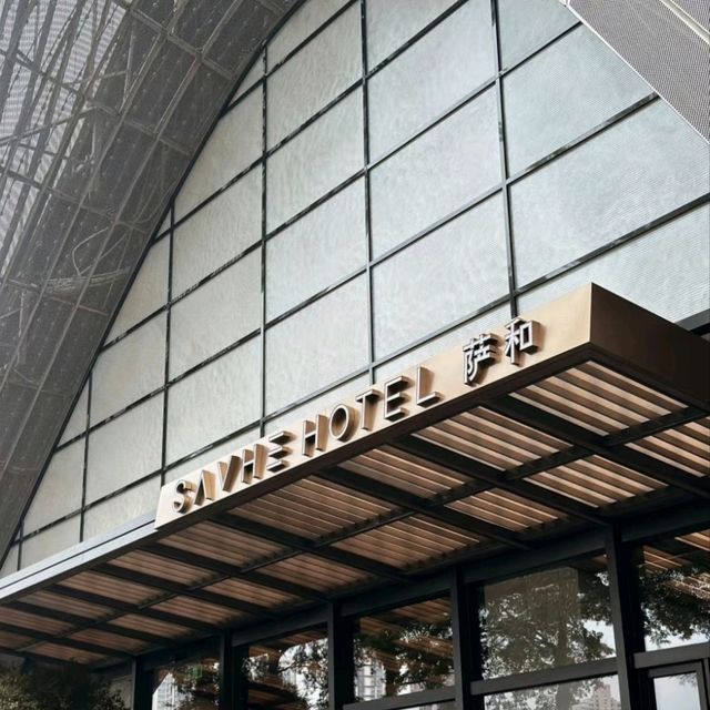 這裡賣的不是睡眠，是24小時沉浸式賽博片場——當電梯降回地面那刻，幻覺碎得比深圳房價還快～