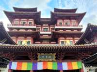 A Quiet Pause in the Heart of Chinatown Buddha Tooth Relic Temple