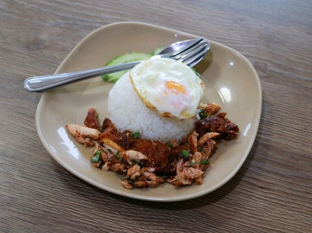 นิยมเส้น ก๋วยเตี๋ยวไก่ตุ๋น & ขนมจีนน้ำยาปักษ์ใต้ ม